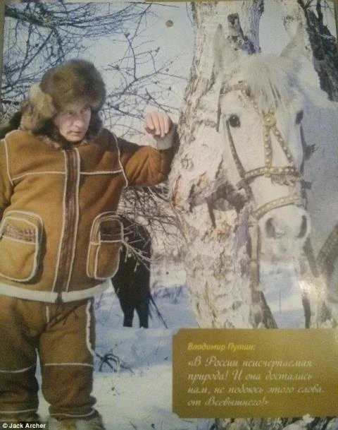 Tổng thống Nga Putin cởi trần, ngắm hoa trong bộ lịch ấn tượng ảnh 3