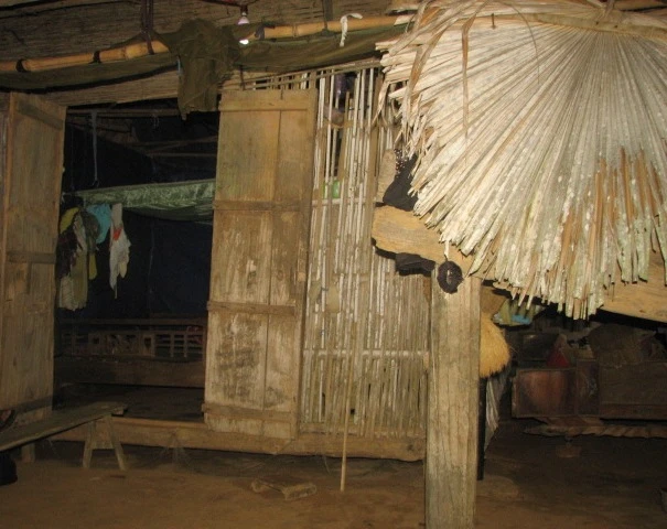 Chuyện ly kỳ mùa cải táng: Ngày tết, đến nhà nào người ta cũng sợ ảnh 1 Căn nhà mái lá ven sườn núi của bà Đỗ Thị Lan.