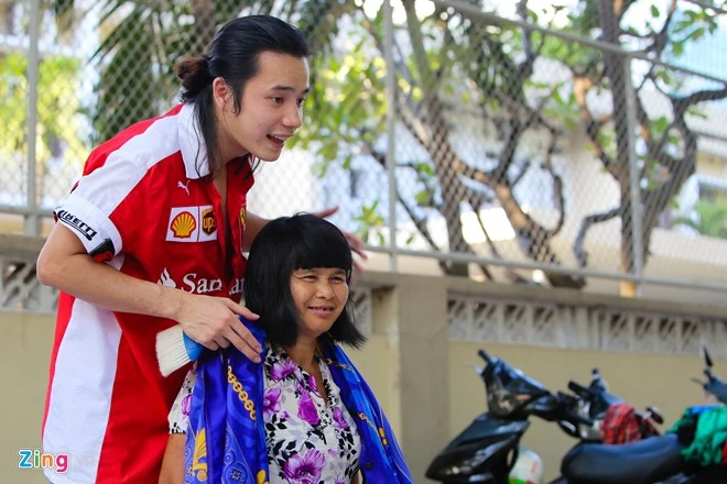 Chàng Việt kiều Mỹ cắt tóc miễn phí trên vỉa hè Sài Gòn