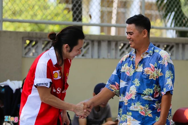 Chàng Việt kiều Mỹ cắt tóc miễn phí trên vỉa hè Sài Gòn