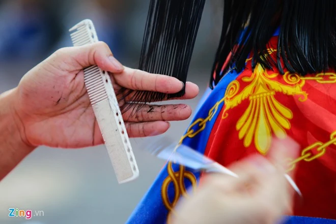 Chàng Việt kiều Mỹ cắt tóc miễn phí trên vỉa hè Sài Gòn