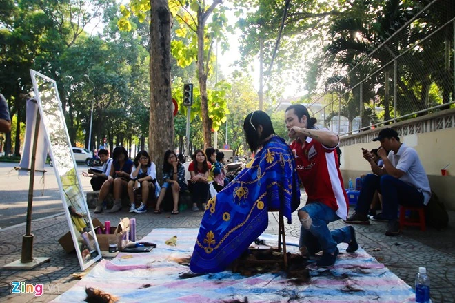 Chàng Việt kiều Mỹ cắt tóc miễn phí trên vỉa hè Sài Gòn