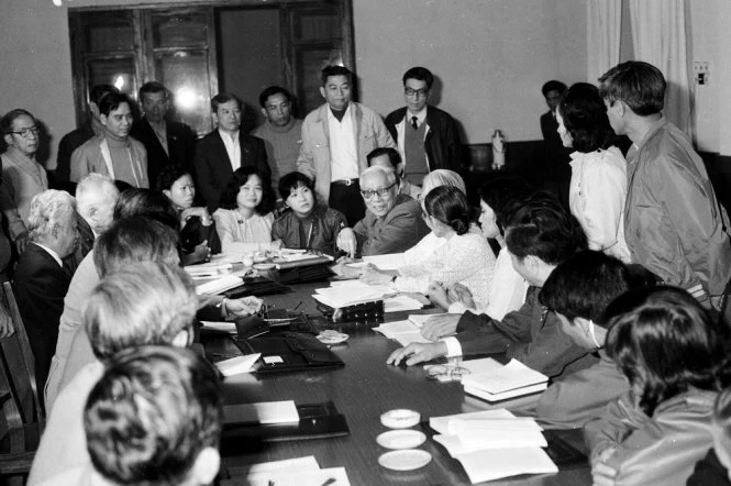 Hậu trường lựa chọn “nhân vật số 1” ảnh 1 Đoàn đại biểu TP.HCM dự Đại hội VI gặp gỡ ông Lê Đức Thọ (người ngồi, đeo kính) - Ảnh: Xuân Lâm