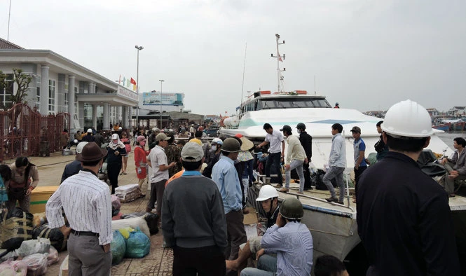 Hàng ngàn hành khách Lý Sơn không thể về quê ăn tết 