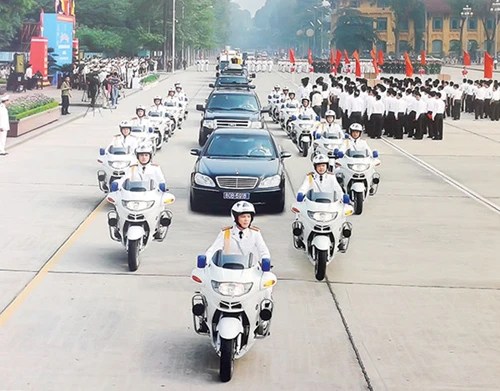 bi-mat-ve-canh-sat-lai-mo-to-sieu-khung-bao-ve-yeu-nhan-tren-duong