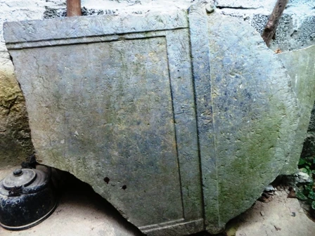 Bia đá được lấy từ nhà Phủ lưu lạc ra nhà người dân ở xã Cổ Lũng, huyện Bá Thước