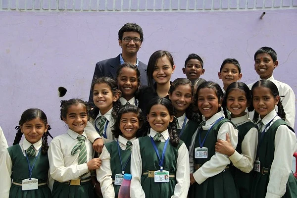  An tại trường tiểu học Gangolihat, Ấn Độ trong dự án đầu tiên của International Catalysts for Empowerment do em đồng sáng lập. 