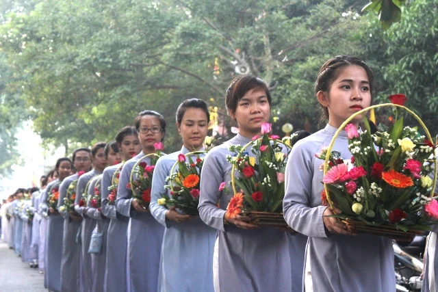 Chùm ảnh: Lễ rước Phật bằng xe hoa và 104 xe ô tô tại Huế ảnh 4