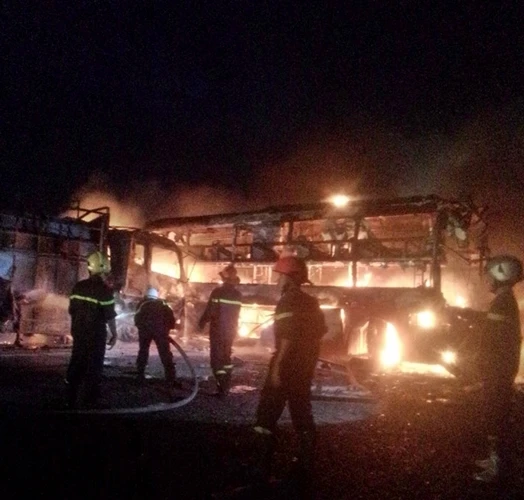 Kinh hoàng 2 xe khách tông nhau bốc cháy, 12 người không thể nhận dạng ảnh 1