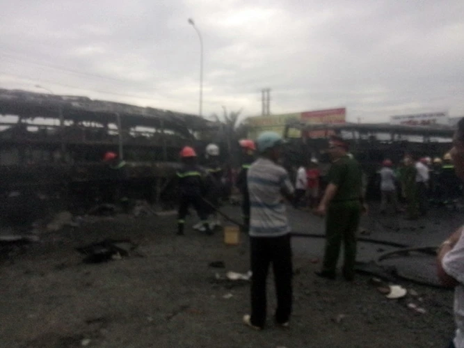 Kinh hoàng 2 xe khách tông nhau bốc cháy, 12 người không thể nhận dạng ảnh 3