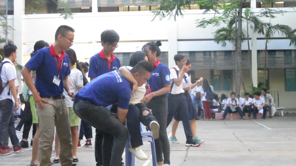 Gần 900.000 thí sinh bước vào môn thi đầu tiên ảnh 3