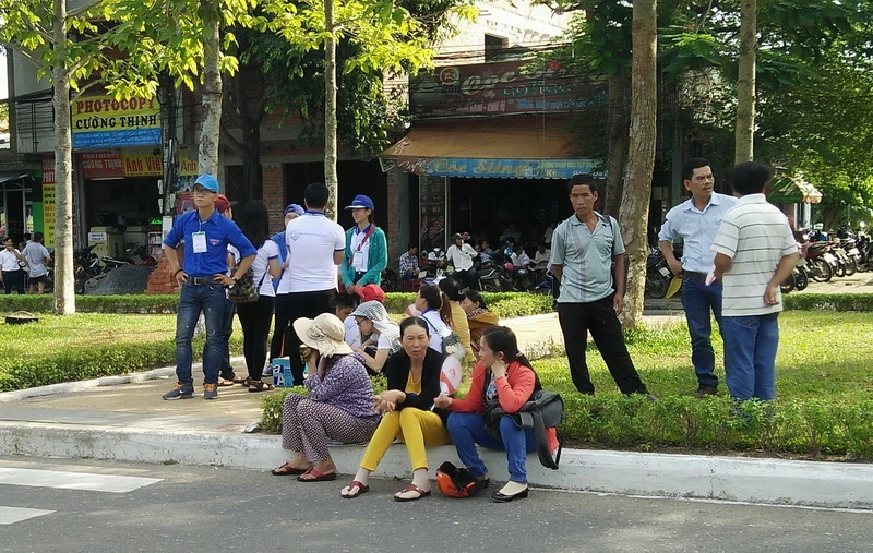 Bố mẹ đội nắng cùng con vượt 'vũ môn' ảnh 1