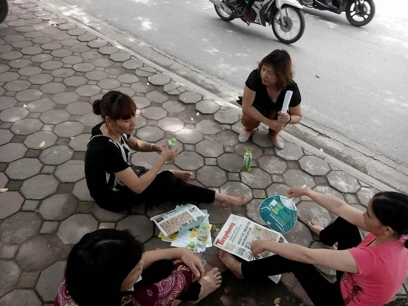 Bố mẹ đội nắng cùng con vượt 'vũ môn' ảnh 4