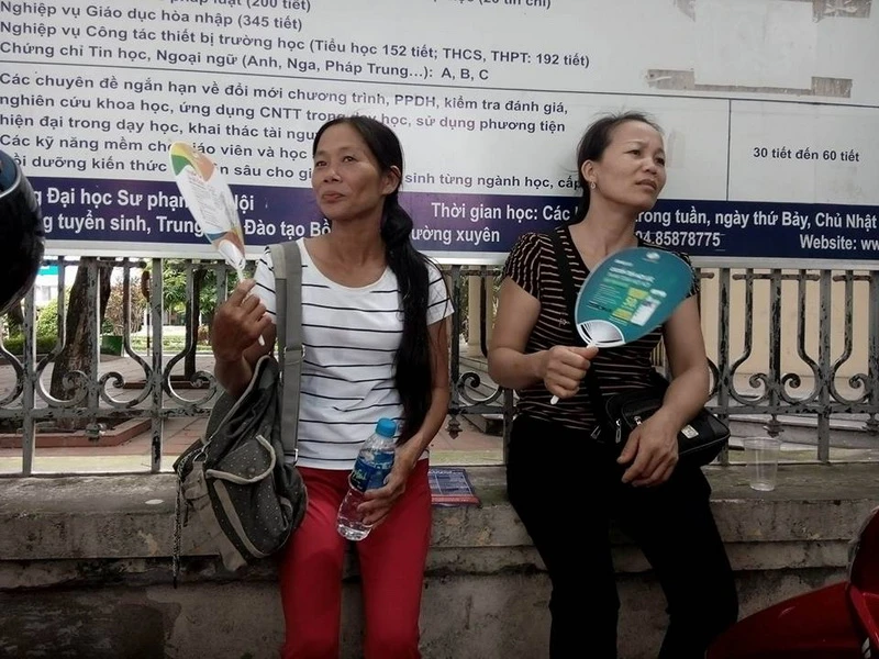 Bố mẹ đội nắng cùng con vượt 'vũ môn' ảnh 6