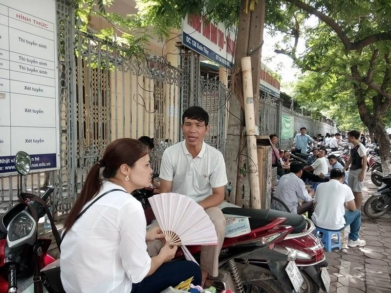 Bố mẹ đội nắng cùng con vượt 'vũ môn' ảnh 3