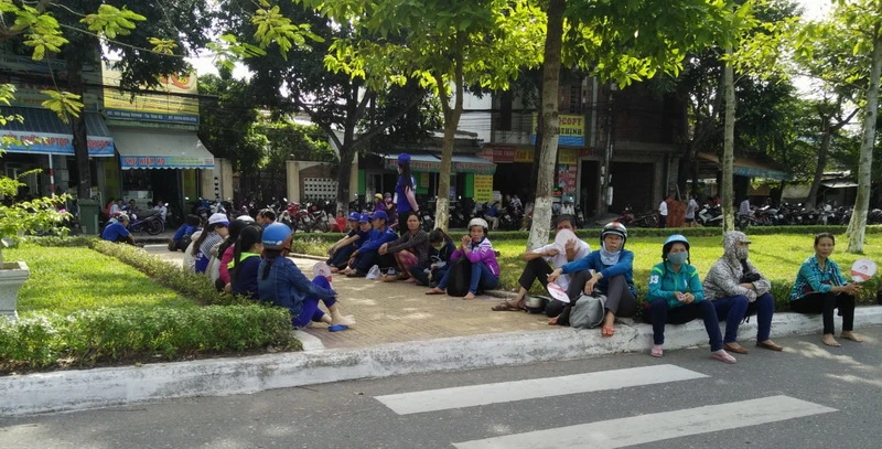 Bố mẹ đội nắng cùng con vượt 'vũ môn' ảnh 2