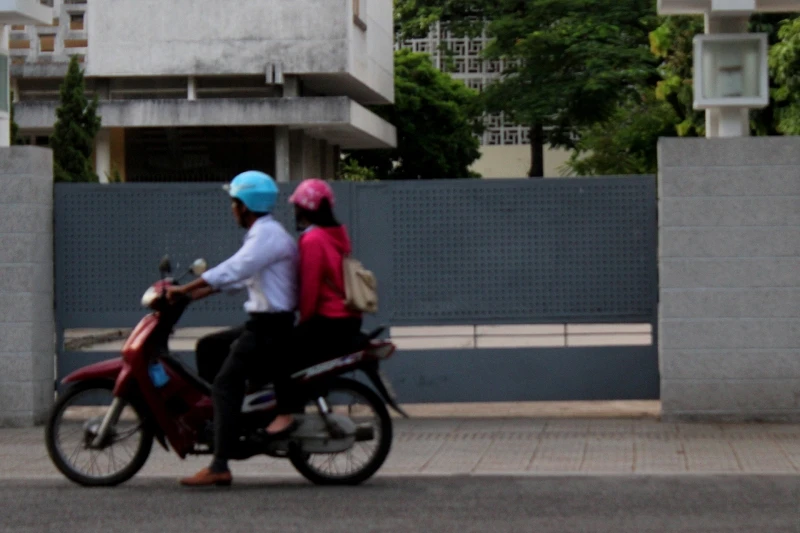 Đi thi từ mờ sáng ảnh 1