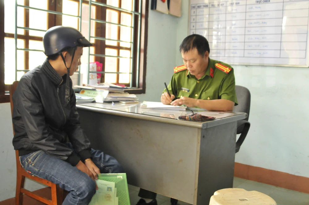 Công an làm chứng minh thư tạm thời để thí sinh kịp thi ảnh 2