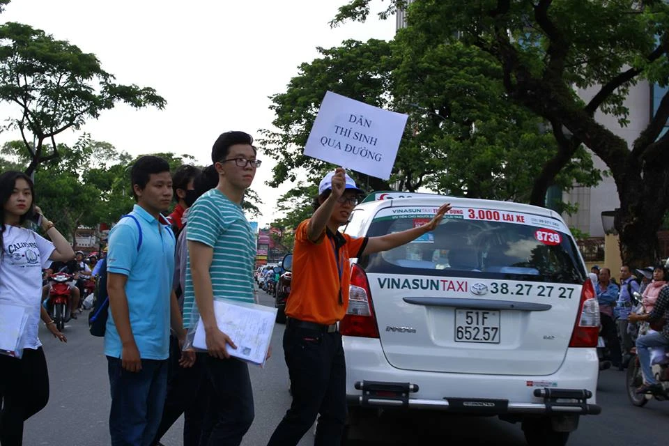 Sinh viên tình nguyện tiếp sức người đi đường ảnh 1