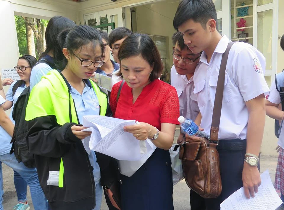 Nhận định đề thi môn Sinh: Gắn được thời sự môi trường, khí hậu ảnh 1