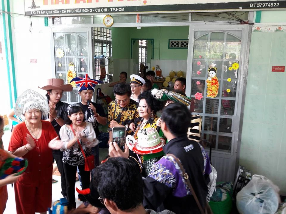 “Vợ chồng” Thanh Bạch - Thúy Nga làm từ thiện sau đám cưới lần thứ 8 ảnh 8