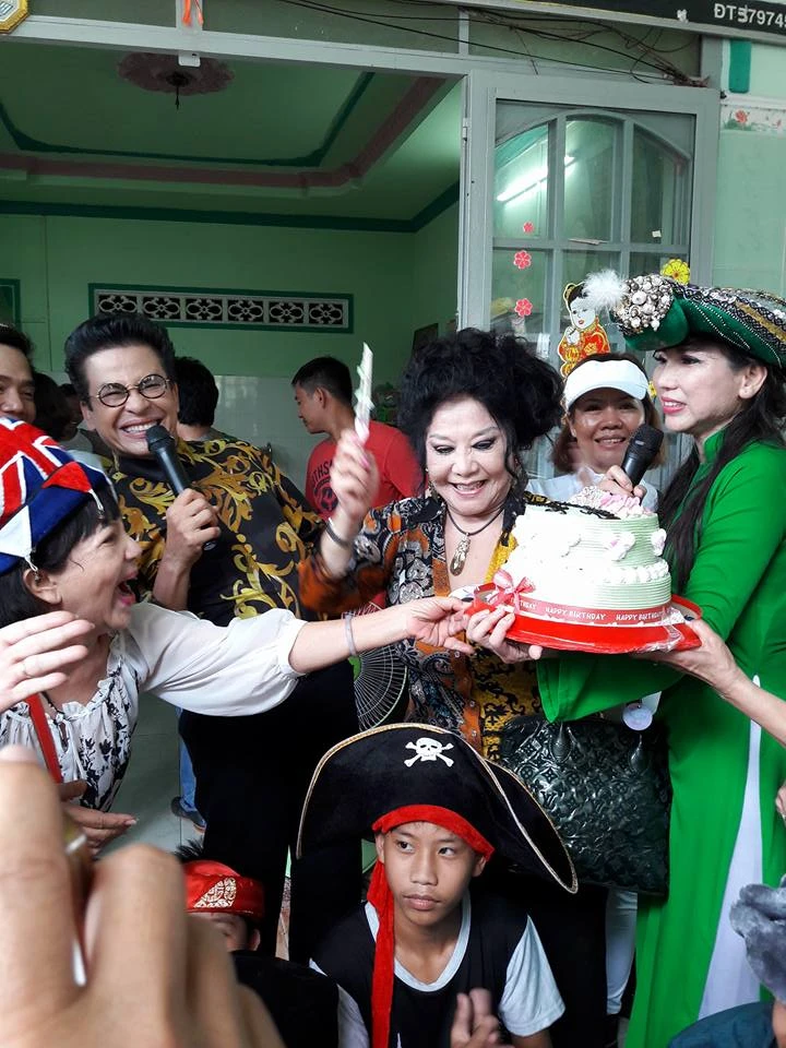 “Vợ chồng” Thanh Bạch - Thúy Nga làm từ thiện sau đám cưới lần thứ 8 ảnh 10