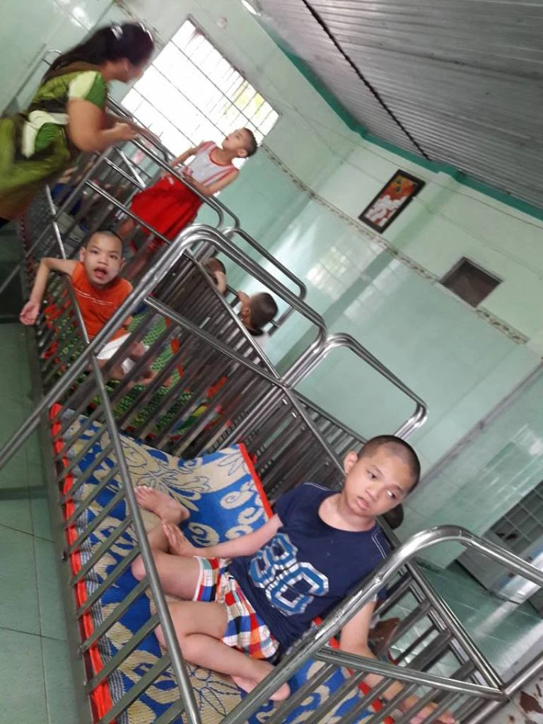 “Vợ chồng” Thanh Bạch - Thúy Nga làm từ thiện sau đám cưới lần thứ 8 ảnh 4