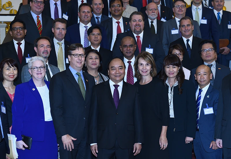 Thủ tướng Nguyễn Xuân Phúc và đoàn doanh nghiệp cấp cao Hội đồng Kinh doanh Hoa Kỳ-ASEAN. Ảnh: VGP/QUANG HIẾU Thủ tướng Nguyễn Xuân Phúc và đoàn doanh nghiệp cấp cao Hội đồng Kinh doanh Hoa Kỳ-ASEAN. Ảnh: VGP/QUANG HIẾU