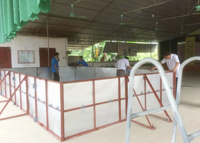 Bể bơi được làm bàng thép, tấm tôn, bạt chống thấm của thầy Thanh và các cộng sự.