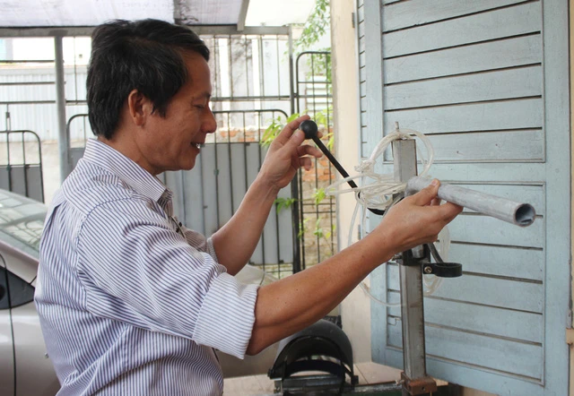 Thầy Thanh kiểm tra dụng cụ nâng sẽ được bổ sung vào chiếc bể của mình nhằm giúp học sinh dễ luyện tập hơn.