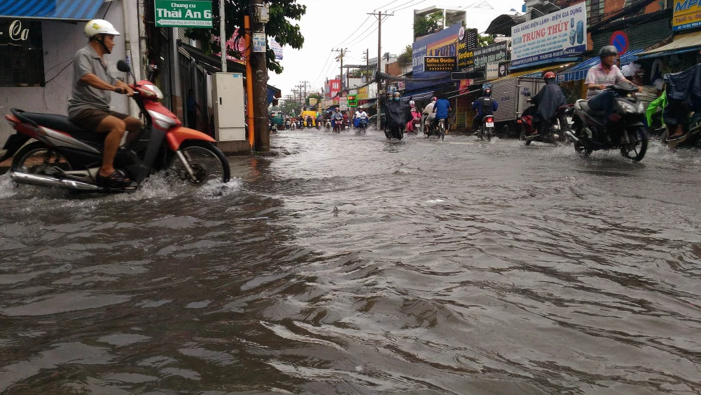 TP.HCM lại mưa, nước đang ngập nhiều tuyến đường ảnh 3