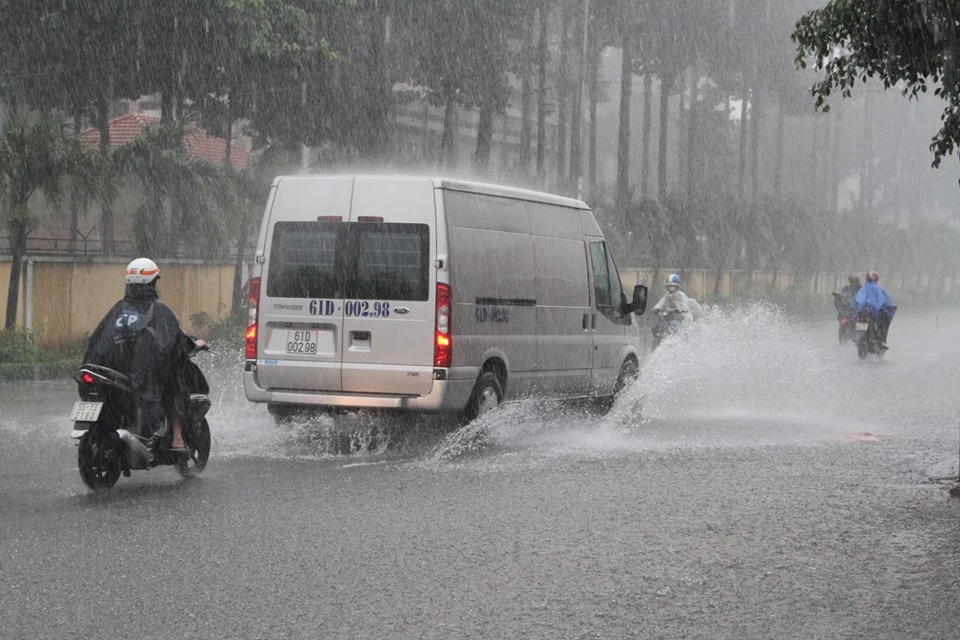 TP.HCM lại mưa, nước đang ngập nhiều tuyến đường ảnh 2