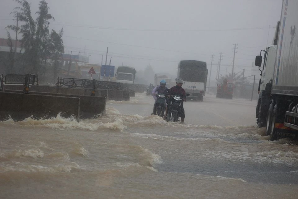 Đường về nhà Đại tướng Võ Nguyên Giáp bị ngập sâu ảnh 6