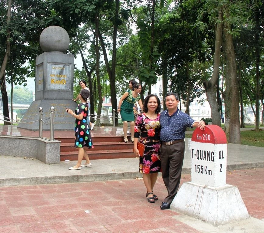 Nguy cơ tai nạn cho du khách trước cột mốc Quốc gia ảnh 2