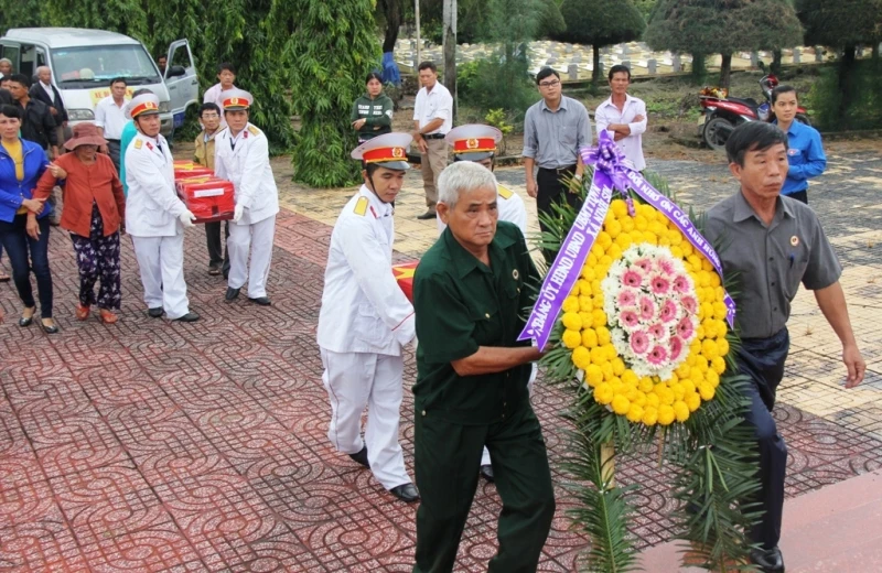 Đón 5 hài cốt quân tình nguyện về nghĩa trang quê nhà ảnh 1 Đón 5 hài cốt quân tình nguyện về nghĩa trang quê nhà ảnh 1