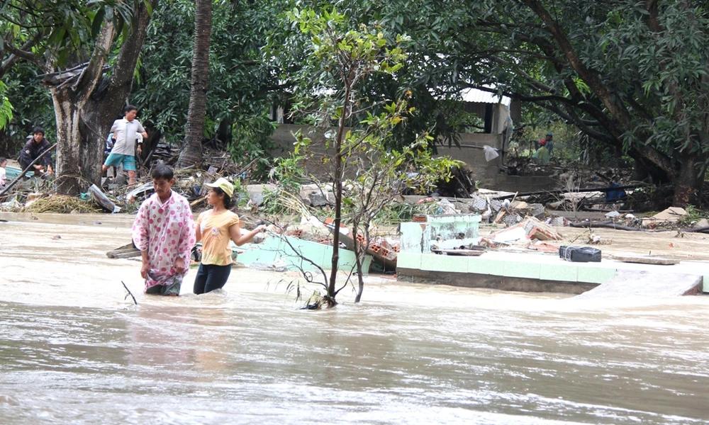 Hai cây cầu có nguy cơ sập do mưa lũ ảnh 3