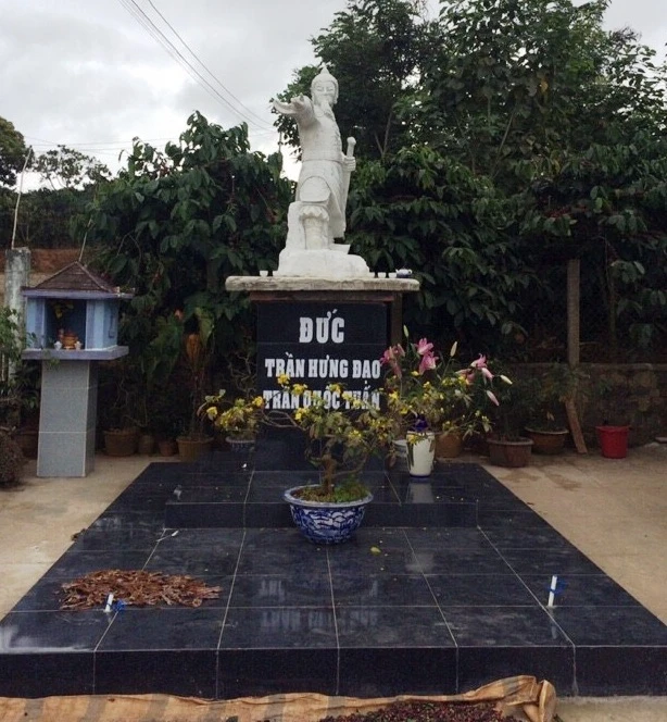 Xã cấm đặt tượng danh tướng Trần Hưng Đạo trên bục! ảnh 1 Xã cấm đặt tượng danh tướng Trần Hưng Đạo trên bục! ảnh 1