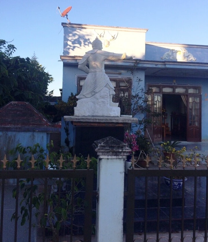 Xã cấm đặt tượng danh tướng Trần Hưng Đạo trên bục! ảnh 2 Xã cấm đặt tượng danh tướng Trần Hưng Đạo trên bục! ảnh 2