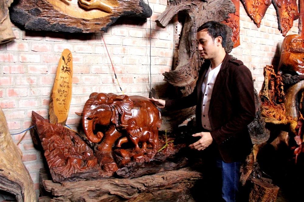 Trần Vinh và tác phẩm “Về đâu”, đạt giải nhất tỉnh Gia Lai-năm 2012. Hình ảnh mẹ con voi không biết về đâu khi rừng “ngôi nhà” và sự sống của con người và muông thú đã bị tàn phá. 