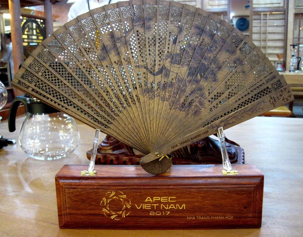 Mẫu quạt trầm hương là quà tặng các đại biểu dự Hội nghị APEC 2017 lần thứ nhất (SOM1) tại Khánh Hòa.