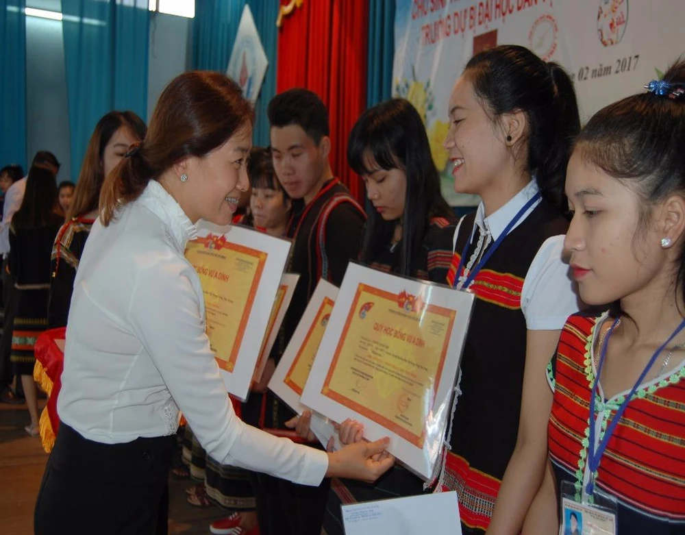 à Đào Thị Nga, Giám đốc công ty đồng mỹ nghệ Đại Khang Phát, đại diện nhà tài trợ