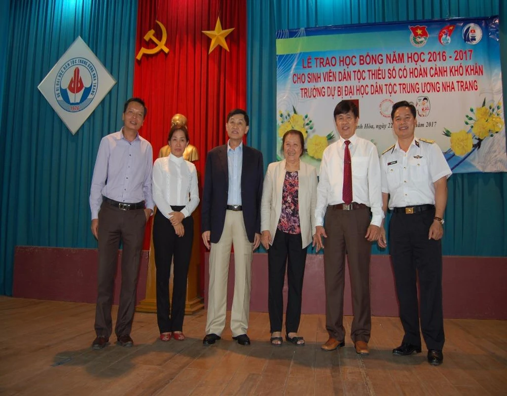 Các đại biểu trong đoàn trao học bổng chụp ảnh kỷ niệm cùng thầy Hồ Trường, Hiệu trưởng nhà trường.