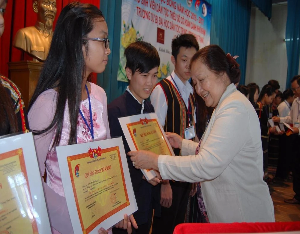 Bà Lê Minh Ngọc, Phó chủ nhiệm CLB Vì Hoàng Sa - Trường Sa thân yêu tặng học bổng cho các em học sinh.