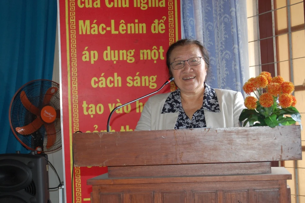 Bà Lê Minh Ngọc phát biểu tại buổi trao học bổng