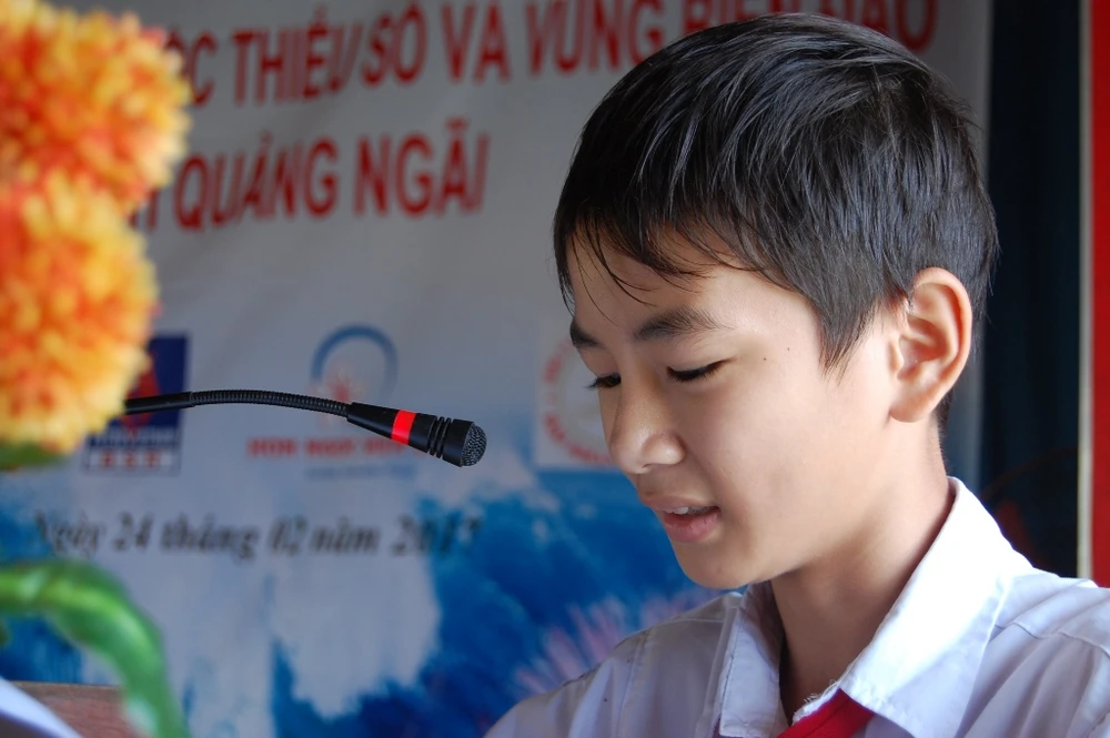 Em Nguyễn Phước học sinh lớp 6A, trường THCS An Vĩnh, huyện Lý Sơn phát biểu 