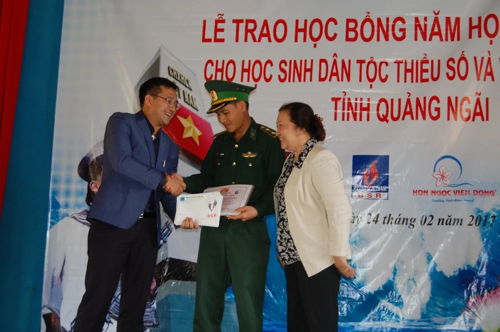 Đại diện đồn biên phòng Lý Sơn nhận 20 suất học bổng dành cho con em cán bộ, chiến sĩ của đồng biên phòng. 
