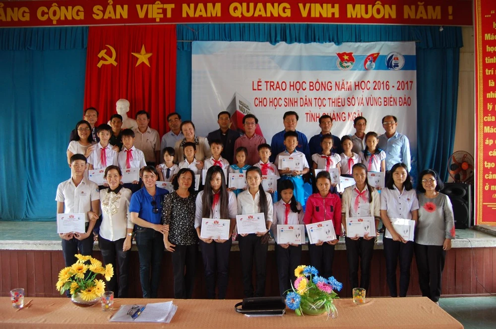 Các em học sinh chụp ảnh lưu niệm cùng các cô chú trong đoàn 