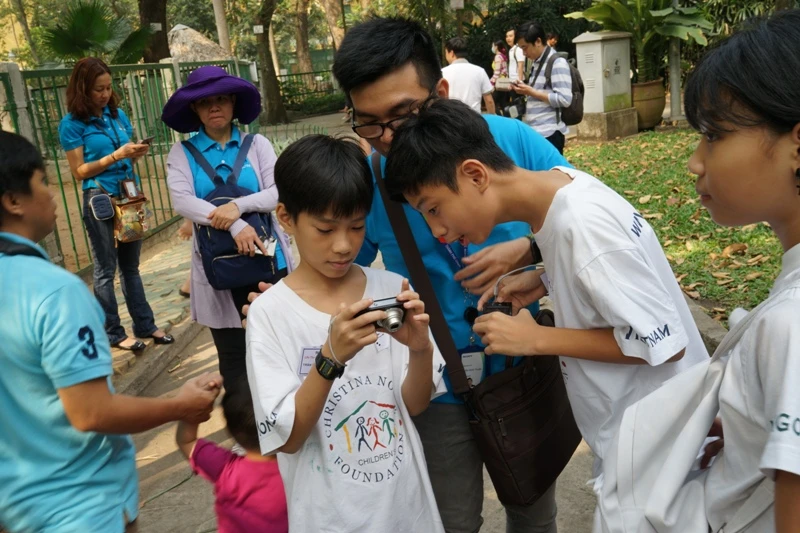 Các em nhỏ được học cách sử dụng máy ảnh để chụp lại những khoảnh khắc sống động của cuộc sống quanh mình