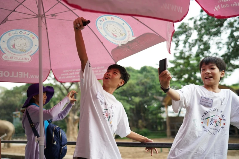 Các em thích thú khi chính tay mình có thể chụp được những bức ảnh đẹp.