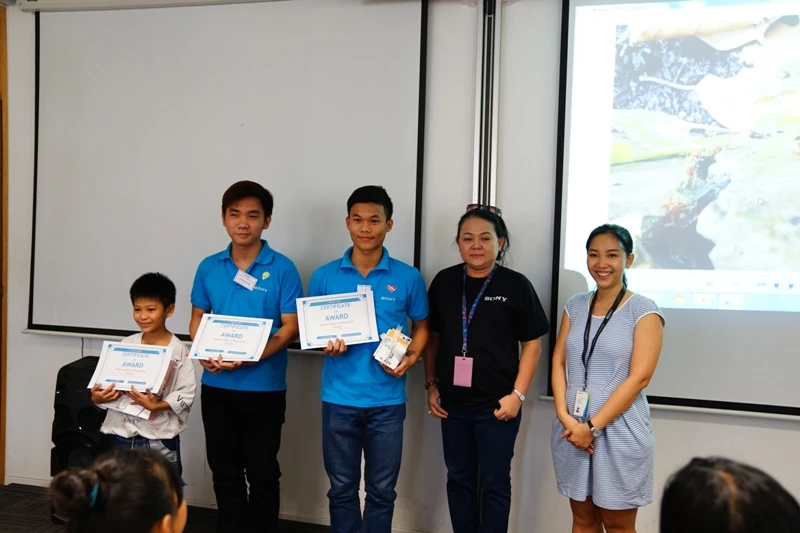 3 em nhỏ với 3 tấm ảnh xuất sắc nhất chương trình được trao quà lưu niệm.